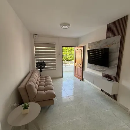 Confortable A 5 Minutos Del Aeropuerto Apartamento